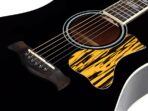 Guitare noire de la marque Richwood posée sur le dos et vue de profil